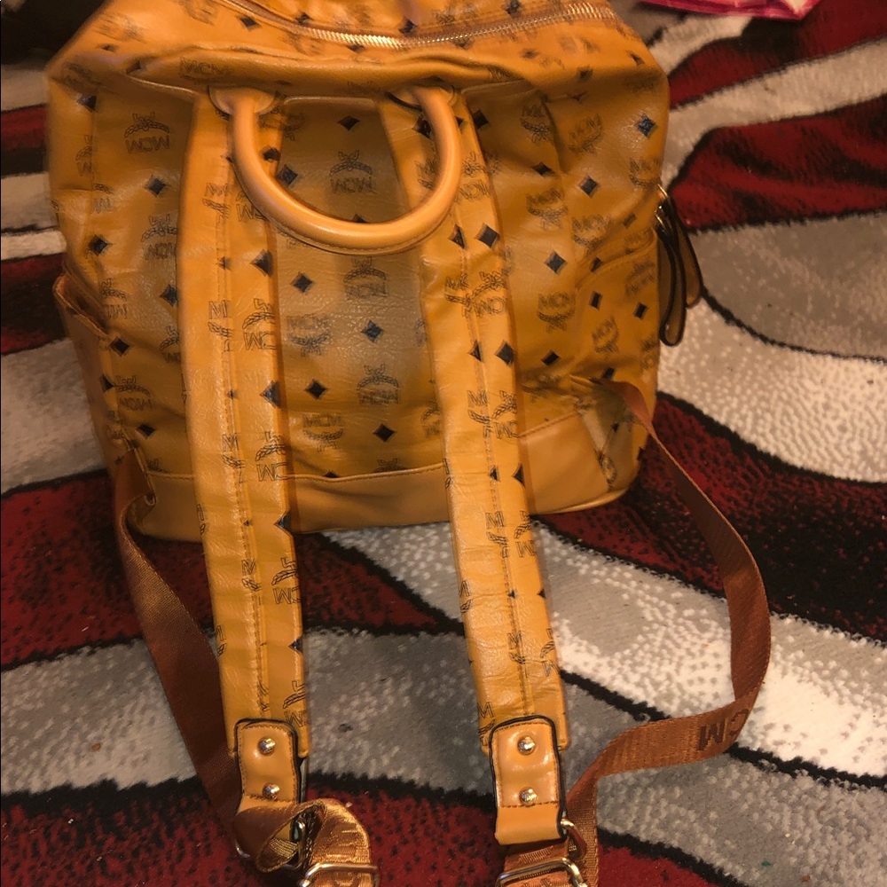💋 Tan Backpack with Gold Accents🥰 This bag is sooo AWESOME - Picture 9 of 16